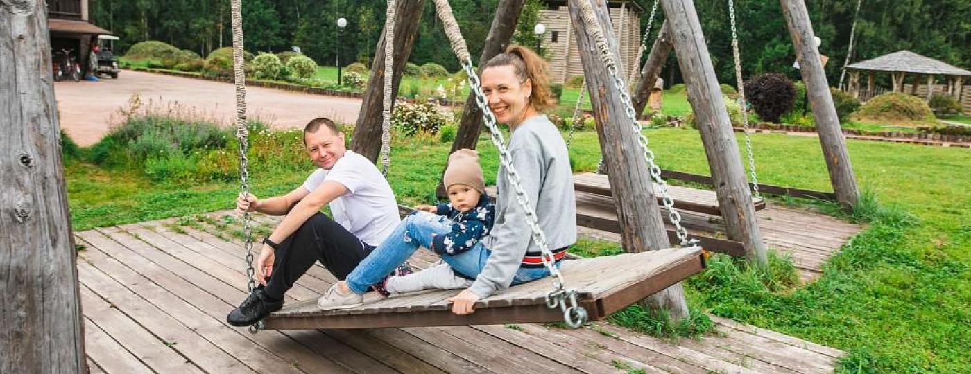 Инфраструктура для проживания и активного досуга в загородном отеле «Лепота»: экологичные жилые корпуса и безопасная природная зона в рамках «Все включено».